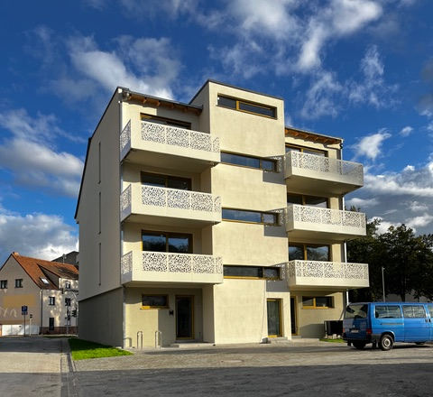 Wohnhaus in Lübben mit großen Balkonen und bodentiefen Fenstern